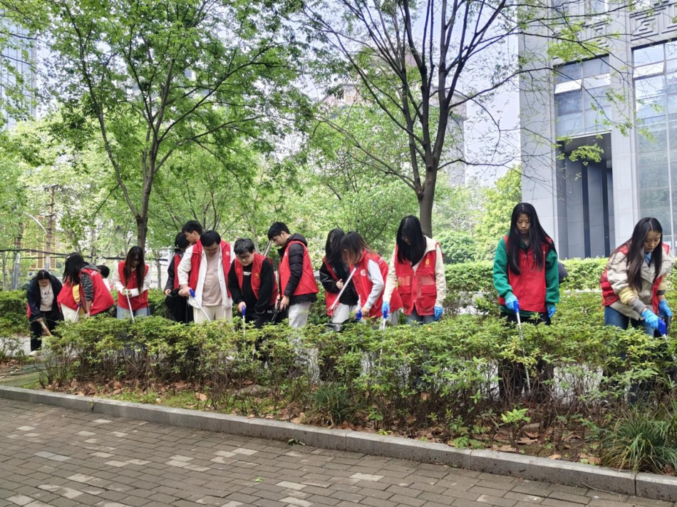 志愿服务进社区，净美家园在行动——yl7703永利六初婳志愿服务队赴袁家社区开展环境清洁志愿服务