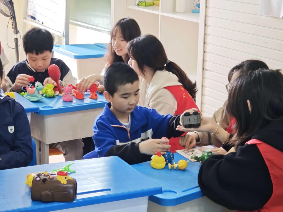 “守护星光童行，用爱温暖心灵”——yl7703永利六初婳志愿服务队开展特教公益关爱活动